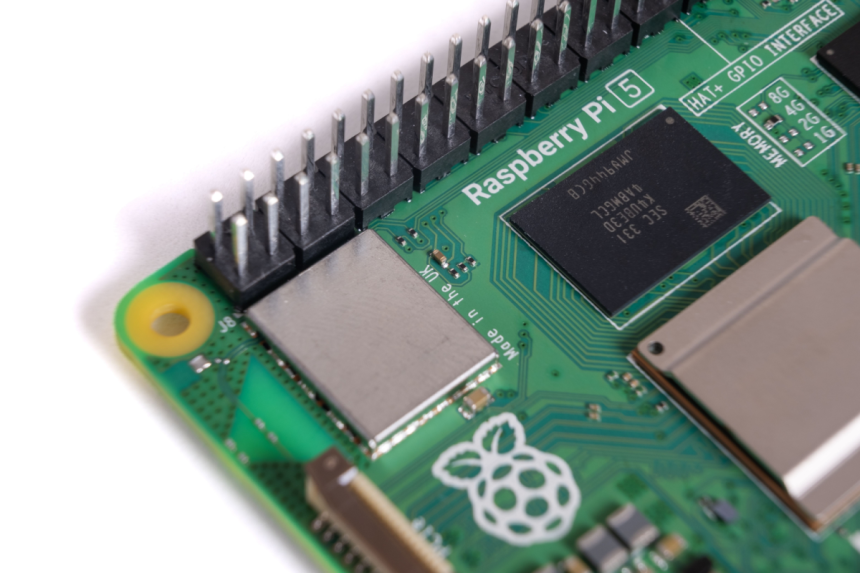 raspberry-pi-launches-$40-5-inch-touch-display-2