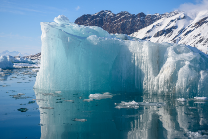 Worlds-Largest-Iceberg-A23a-Breaking-Apart