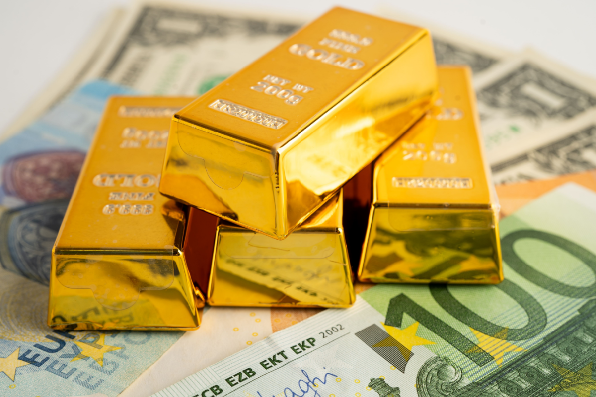 gold-hits-record-$3,500-as-investors-seek-safety