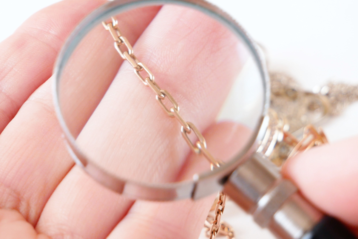 gold-prices-surge-to-record-highs,-pressuring-jewelry-industry