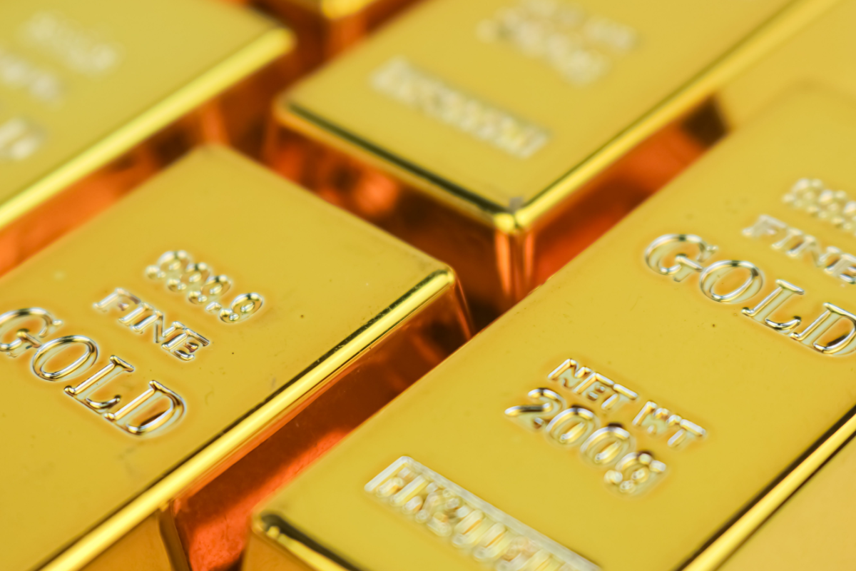gold-slips-as-strong-jobs-data-hits-rate-cut-hopes