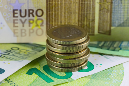 european-stocks-fall-after-trump-threatens-tariffs-over-greenland