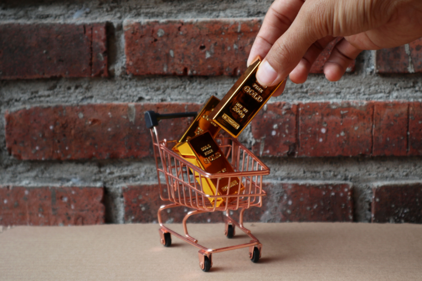 gold-tops-$5,000-as-investors-rush-to-safe-havens