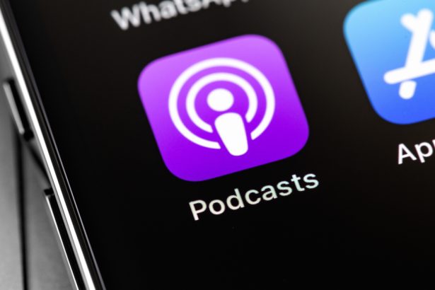 apple-expands-podcasts-with-video-push