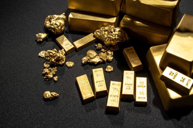gold-slips-as-oil-boosts-dollar-and-inflation-fears