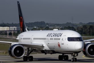 laguardia-crash-kills-two-pilots-and-shuts-airport