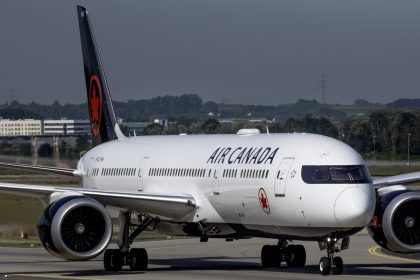 laguardia-crash-kills-two-pilots-and-shuts-airport